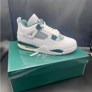 Nike White and Green Sneakers